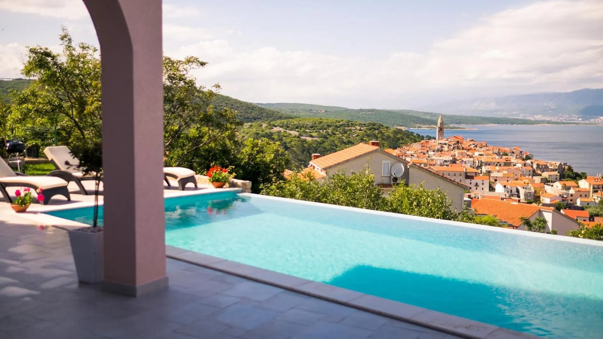Apartment With A Private Pool, Enchanting View, Beach - By Traveler Tourist Agency Id 2122 Vrbnik